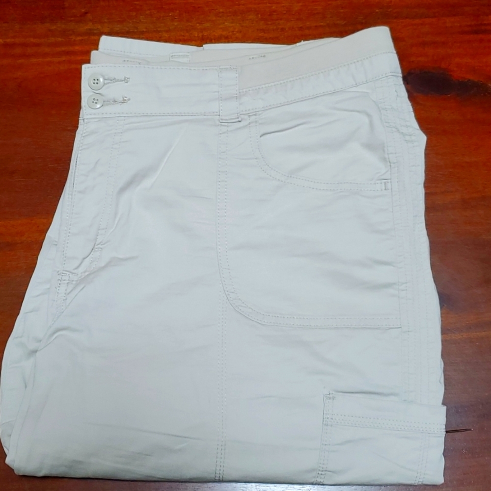Womens 22W Convertible Capri